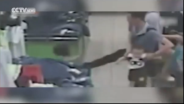 Impactante momento en que un padre patea violentamente a una niña de 2 años en el pecho