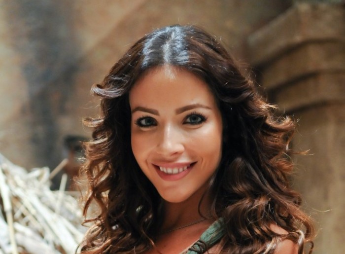 Protagonista de próxima teleserie de TVN posó semidesnuda para revista brasileña