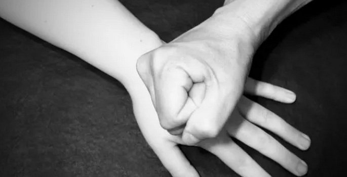 Detienen a sujeto que atacó a expareja tras formalización por violencia intrafamiliar