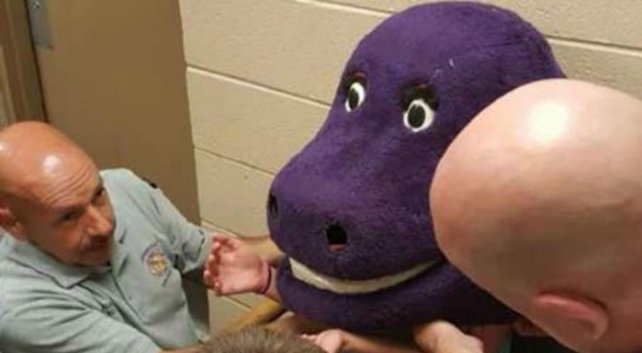 Joven quiso jugarle una broma a sus amigas y quedó atrapada en una cabeza de Barney