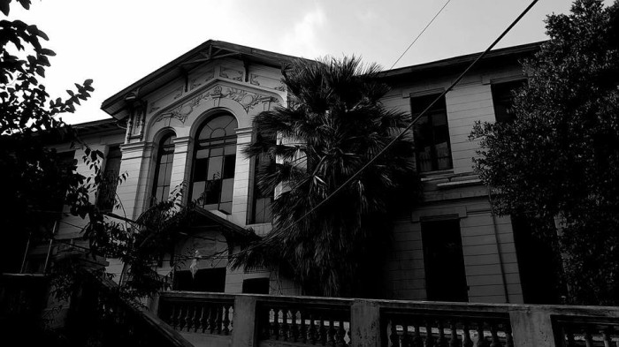 Fotografía muestra a supuesto demonio acechando en casona en Santiago