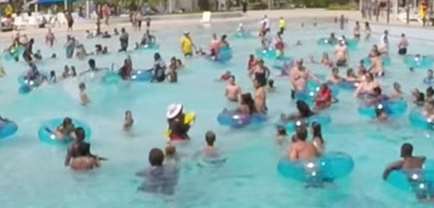 Video muestra dramático momento en que salvavidas rescata a niña en una concurrida piscina