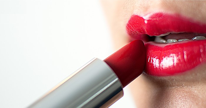 Aprende cuatro técnicas infalibles para lucir un labial rojo sin manchar tus dientes
