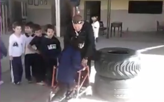 El noble gesto de profesor de educación física que ayuda a niña con discapacidad
