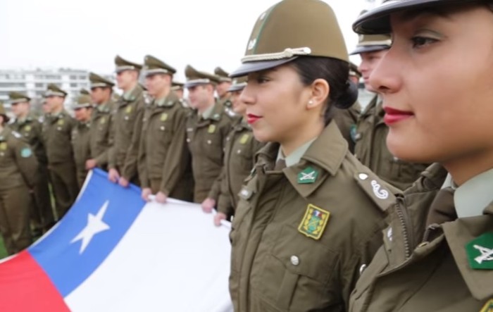 Carabineros se contagia con fiebre futbolera: Revisa las arengas que recibe la selección