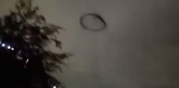 Misteriosa figura se posó sobre Disneyland aterrorizando a visitantes