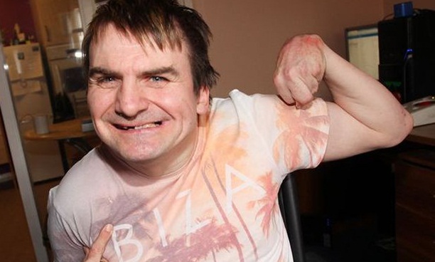 Joven discapacitado se va de fiesta a Ibiza: encontró cuidadores a través de Facebook