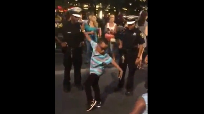 Niño desafío a policía a prueba de baile: esta fue su reacción