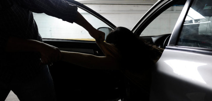 Al menos 5 menores asaltaron a una mujer para robarle su vehículo en Las Condes