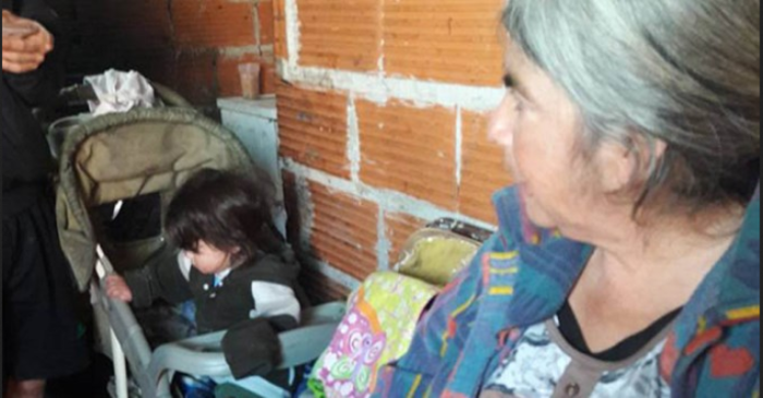 El gran esfuerzo de abuelita argentina con parálisis que cría a sus 17 nietos