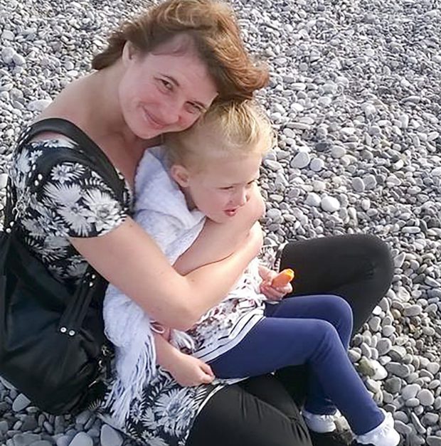 Paula junto a su hija Leah | Metro.co.uk