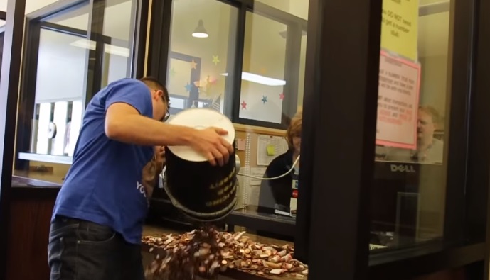 Conductor halló injusta una multa y decidió pagarla con 22 mil monedas de un centavo