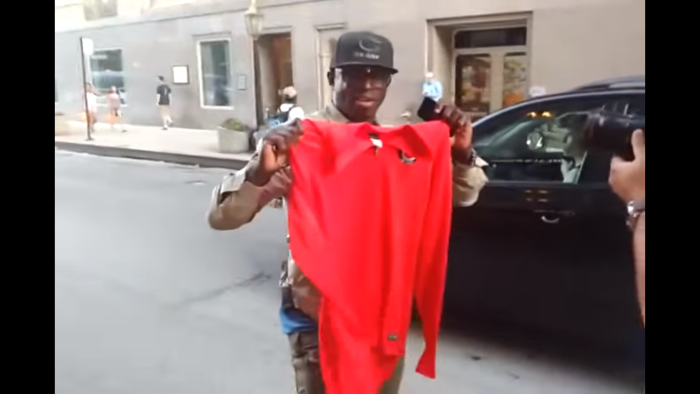 Extremadamente feliz: la particular reacción de taxista al recibir camiseta de Gary Medel