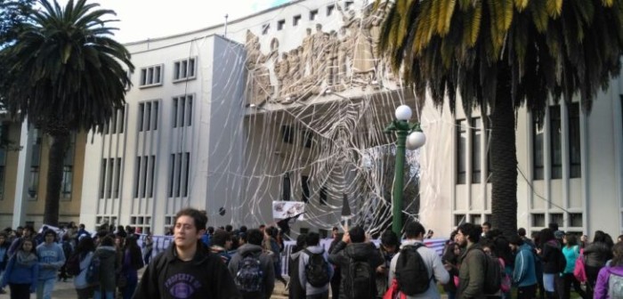 Estudiantes de UdeC instalan gigantesca telaraña para “atrapar” FFEE y encapuchados