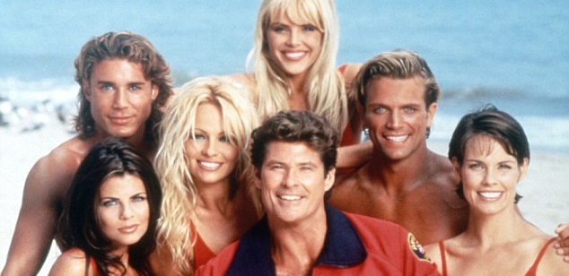 Actriz de 'Baywatch' aumentó su busto en los noventa para competir con Pamela Anderson