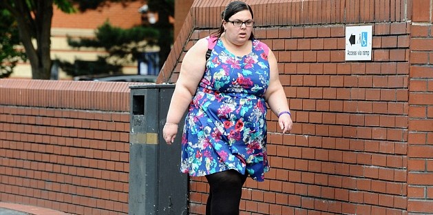 Joven inglesa habría abusado sexualmente de niña y enviado fotografías: fue detenida