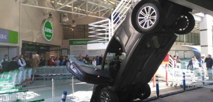 Con lesiones terminó conductor tras caer desde estacionamiento de supermercado Jumbo