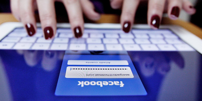 Mujer fue sorprendida revisando Facebook de una insólita manera