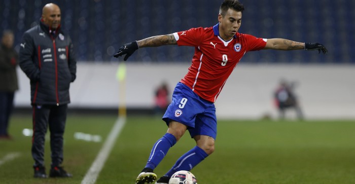 Sevilla comenzó las gestiones para contar con Eduardo Vargas