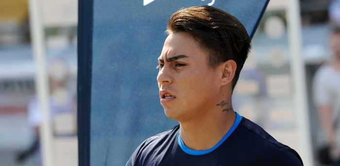 Se suma a la moda: el sorprendente cambio de look de Eduardo Vargas