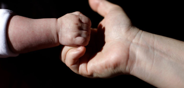 Encuentran a bebé abandonado en la vía pública en Calama: su madre estaba en una fiesta