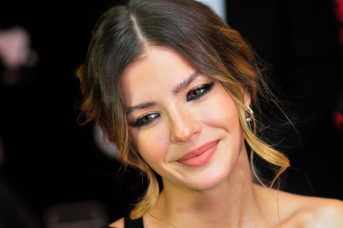 Eugenia 'China' Suárez se lució con look gótico en Premios Platino