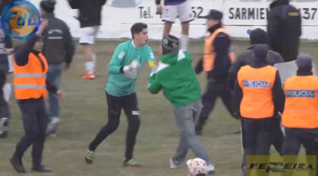 Hinchas de equipo ganador golpearon violentamente a los jugadores rivales en Argentina
