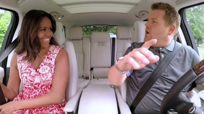 ¡Se lució! Michelle Obama dejó el protocolo y cantó karaoke en Late Show gringo