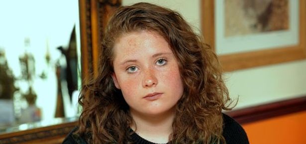 Acoso escolar: jóvenes refregaron deposiciones de perro en la cara a una niña de 13 años