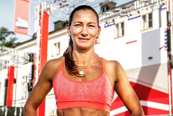 Sensual detención: Policía atrapa en bikini a hombre que intentó robarle en su día libre