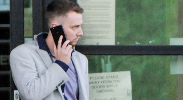 Joven padre habría forzado a menor a tener sexo en cama que compartía con novia embarazada