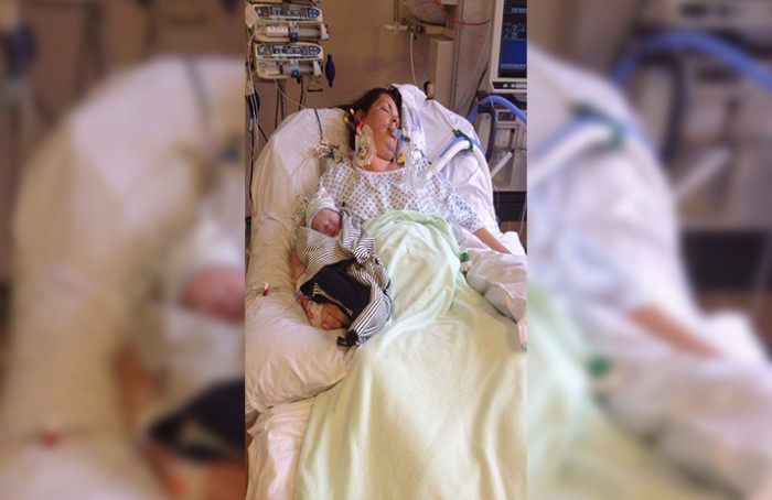 La desgarradora imagen de una madre en coma sosteniendo a su bebé fallecido