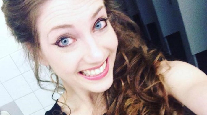 Profesora estadounidense acusada de abuso sexual culpa a la escuela de sus actos