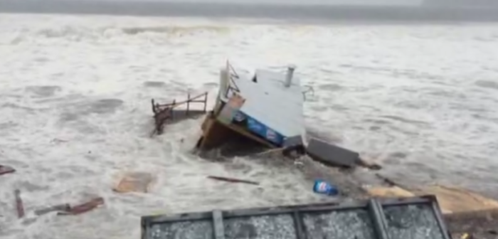Sistema frontal: Video muestra cómo quiosco es destruido por marejadas en Tomé