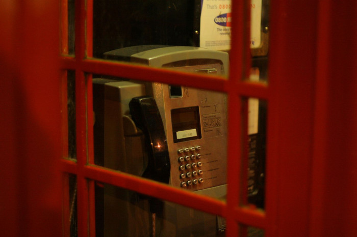 Tras 22 años: Joven abandonada cuando bebé en cabina telefónica se reúne con su 