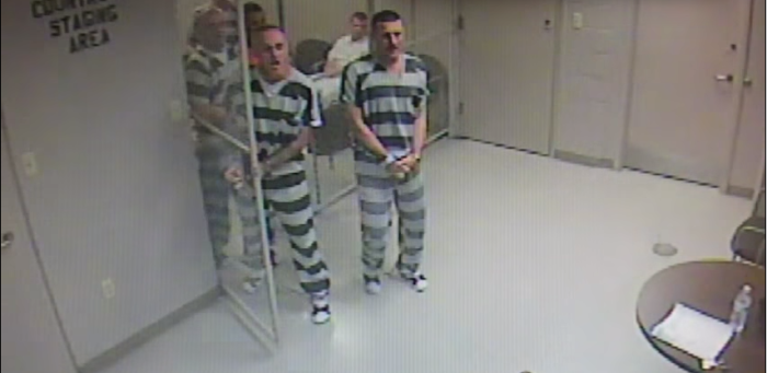 Prisioneros salen de su celda por noble motivo: salvar la vida de un gendarme