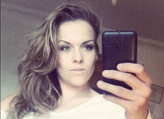 Mujer ebria se enojó con ambulancia que no quiso llevarla a casa: terminó destruyéndola