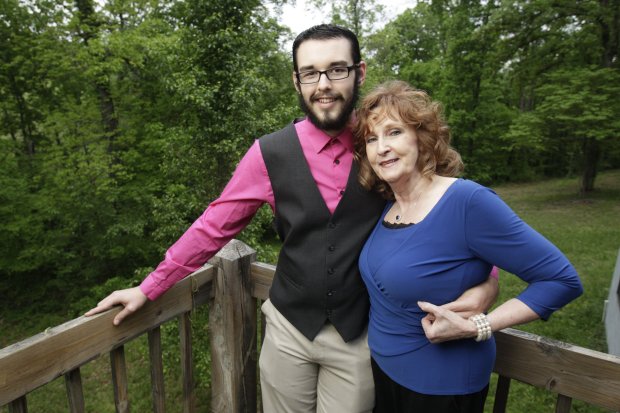 Mujer de 71 años se casa con joven de 17 luego de conocerlo en el funeral de su hijo