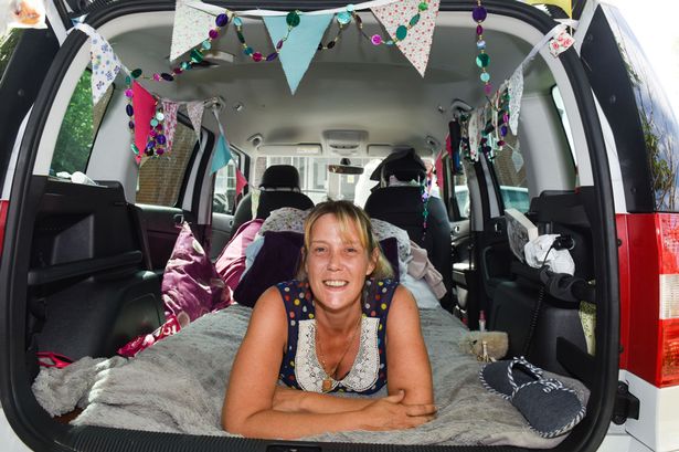 Amanda en su auto-casa | The Mirror