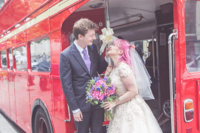 Los simpáticos tuits que enamoraron a una pareja y la llevaron al altar