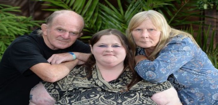 Mujer inglesa quedó en silla de ruedas a causa de su gran busto: pide ayuda desesperada