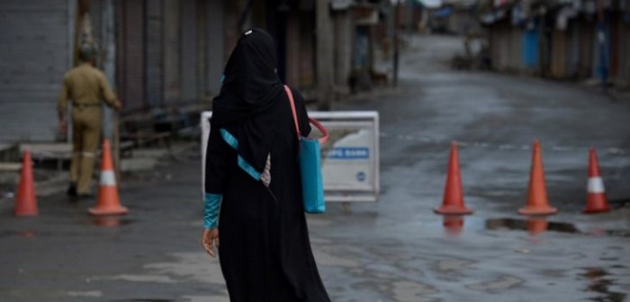 Joven india que sobrevivió a violación colectiva es agredida por los mismos hombres