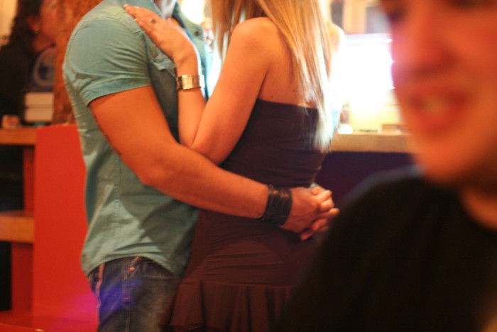 Estudios demuestran por qué hombres con mejores ingresos engañan más