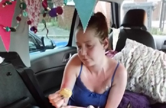 La valiente acción de una madre inglesa para estar cerca de su hija enferma en el hospital