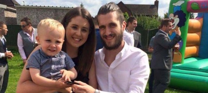 Mujer 'vuela' luego de bestial barrida de su novio en 'peloteo' en el patio de su casa