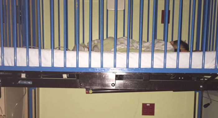 Padre ante todo: Imagen de papá durmiendo bajo la cuna de su hijo enfermo se vuelve viral