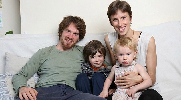 Madre amamanta a su hijo de 5 años: 