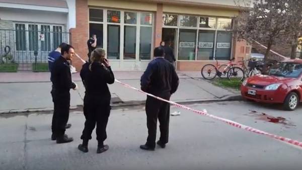 Hombre acuchilla a su pareja en cumpleaños de su hija en salón infantil en Argentina