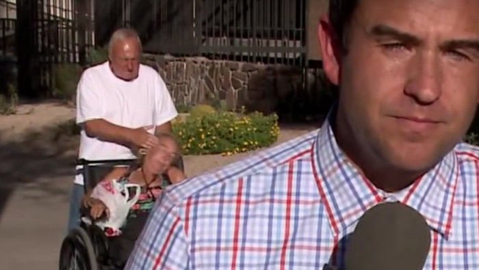 Denunciado por los televidentes: Hombre golpea a mujer discapacitada en despacho en vivo