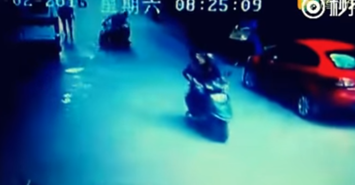 China: hombre saltó desde el tercer piso de un edificio y cayó sobre motociclista